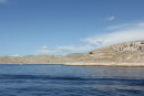 Naturparken Kornati. Det er en stor nøgen ø med en række mindre øer på vestsiden. Det er en meget speciel natur; derfor er den lavet til naturpark, og man skal betale afgift for at besøge den.