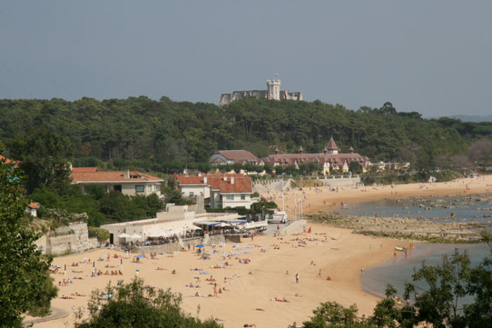 Der er mange flotte badestrande i og omkring Satander. Her ser vi Playa de La Magdalena og Playa de Los Bikinis. Selv om vi var midt i september var der mange mennesker på stranden.