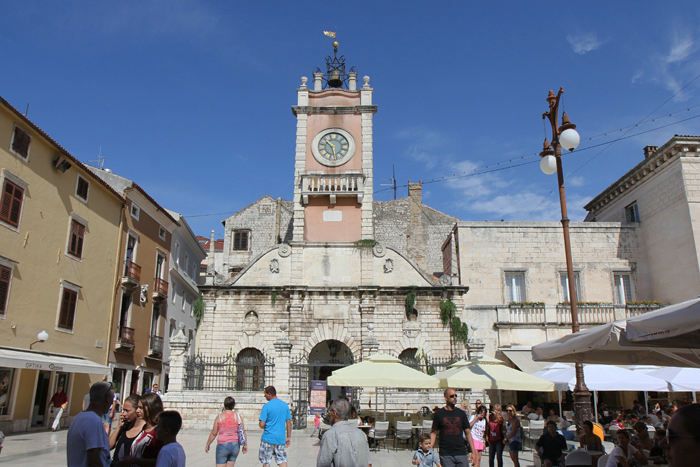 Narodni trg – Folkets Plads – i Zadar, med Byvagtpalæet fra 1500-tallet og klokketårnet, huser nu etnografisk museum. 