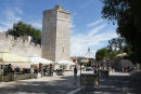 Middelaldertårnet Bablja Kula og en del af den gamle bymur i Zadar. Foran ses nogle af de gamle brønde.