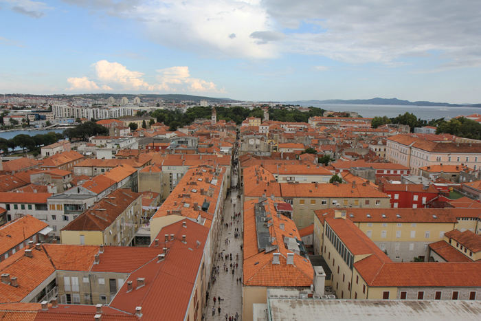 Udsigten oppe fra klokketårnet i Zadar og ned ad Elizabete Kotromanic mod syd.