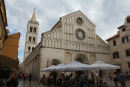 Skt. Anastasia-katedralen i Zadar med klokketårnet i baggrunden.