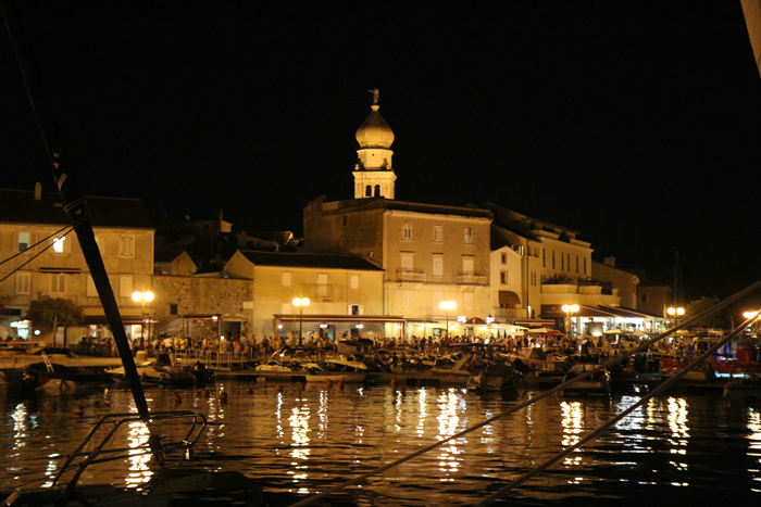 Aftenstemning på havnen i Krk by. Der var trængsel på restauranterne.