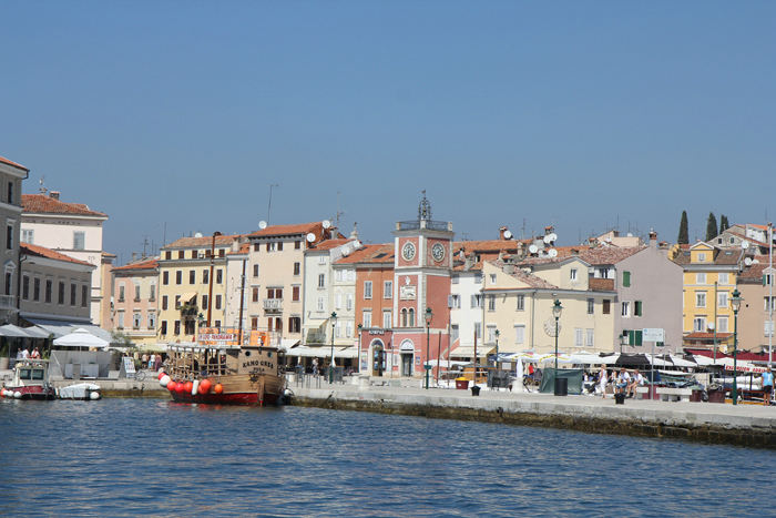 Havnen i Rovinj med det gamle klokketårn og nogle af de mange turbåde i forgrunden.