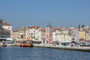 Havnen i Rovinj med det gamle klokketårn og nogle af de mange turbåde i forgrunden.