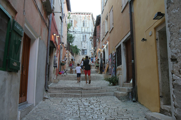 En af de stejle gader, der fører op til kirken på toppen af klippen i Rovinj.