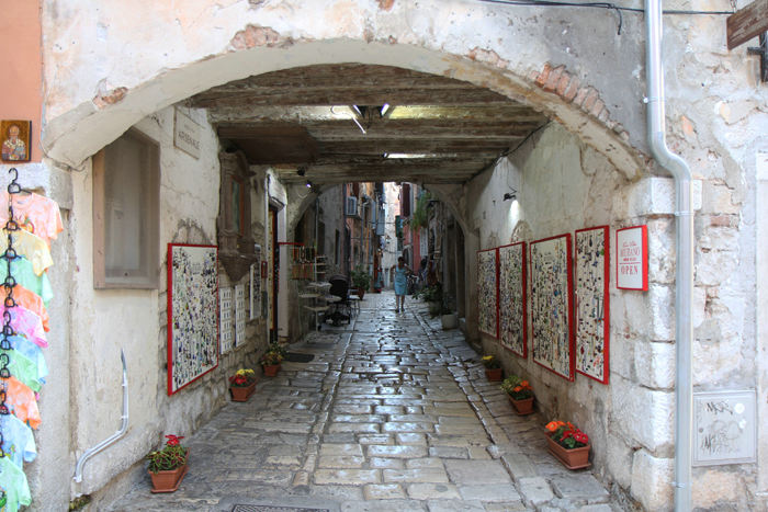 En af de smalle sidegader i Rovinj by.