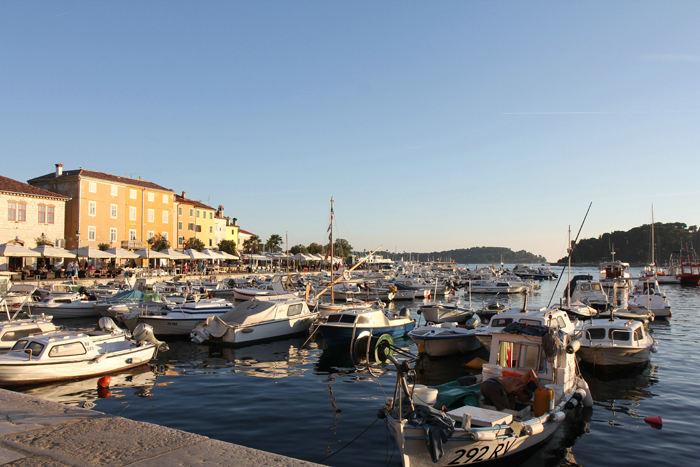 Der var trængsel i havnen i Rovinj. Bådene lå i 4-5 lag, og det var sjovt at se, når nogle kom ind; de skulle lige se, hvilken vej der var lettest at komme i land over de andre både.
