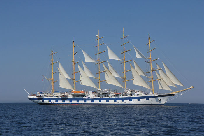 Sejlskibet Star Clippers, der sejler rundt med turister, et slags krydstogtsskib. Vi har mødt det flere steder, første gang i Dubrovnik og her uden for Rovinj. 