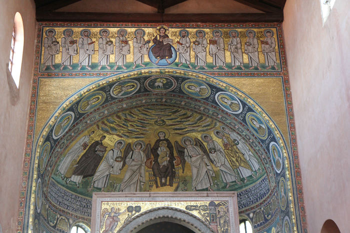 Eufrasius-basilikaen i Porec. Apsismosaikkerne er fra 500-tallet og øverst ses Kristus med apostlene og neden under Jomfru Maria på tronen med barnet.