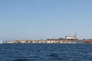 Piran i Slovenien set ude fra havet. Som i så mange andre byer, er det den store kirke på toppen af klippen, der dominerer billedet.