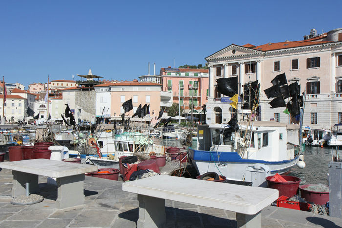 Havnen i Piran. Det ser ud til, at fiskerne i Slovenien bruger flag på deres fiskerbøjer; det er vi ikke forvænt med fra Kroatien. 