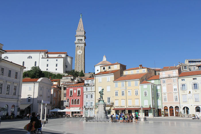 Tartini-pladsen i Piran. Det lille røde hus – Benecanke-palæet – fra 1400-tallet er byens ældste hus.