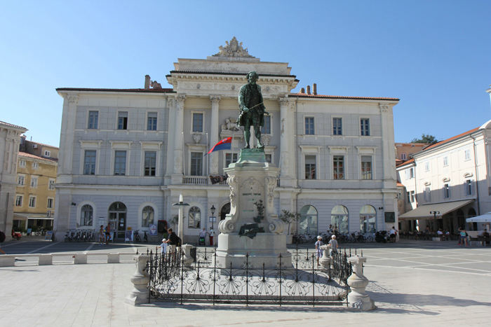 Statuen af violinist Guiseppe Tartini på Tartini-pladsen (Tartinijev trg) i Piran. 