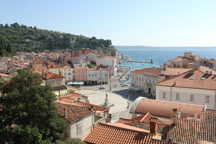 Udsigten ned over Tartini-pladsen og havnen i Piran, oppe fra Sv. Jurij-kirken.