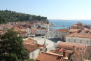 Udsigten ned over Tartini-pladsen og havnen i Piran, oppe fra Sv. Jurij-kirken.