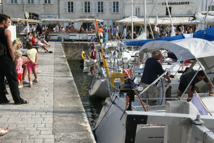 Der var fyldt godt op i havnen i Saint Martin de Re. Vi blev bedt om at bakke helt ind i bunden af havnen og fortøje med agterspejlet til kajen.