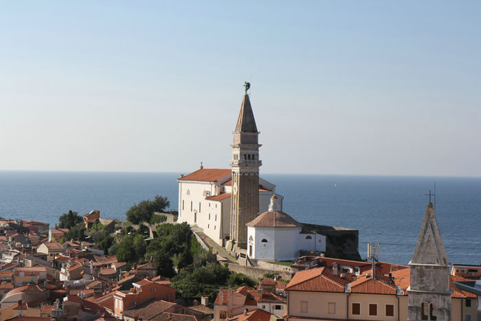 Sv. Jurij-kirken set oppe fra den gamle bymur. Klokketårnet er tydeligt inspireret af Venedig. 