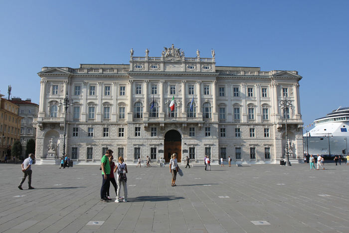 Det flotte palads Del Lloyd på Piazza dell’ Unita d’Italia i Trieste. Det var en imponerende plads med mange flotte bygninger.