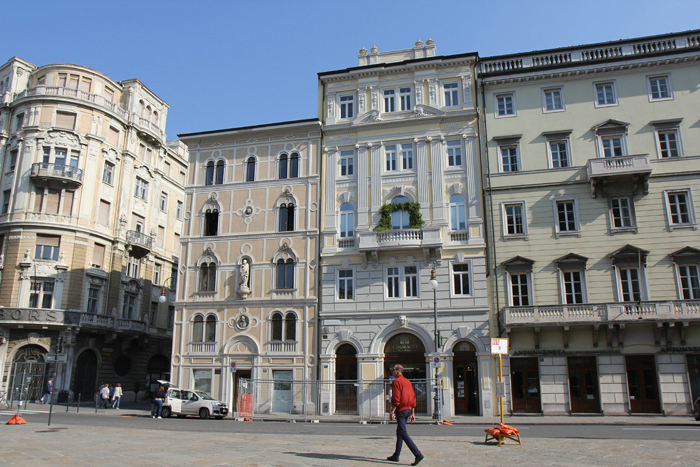Trieste imponerede os med alle de flot udsmykkede bygninger. Her på Piazza Della Borsa i nærheden af operaen. 