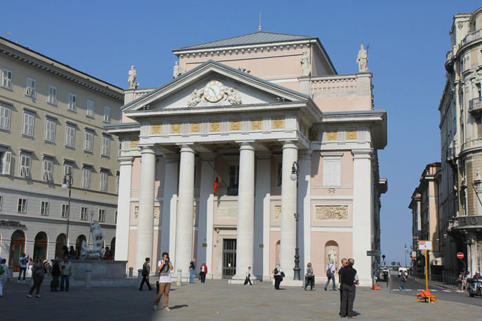 Giuseppe Verdi Opera Theatre på Piazza Della Borsa i Trieste. 