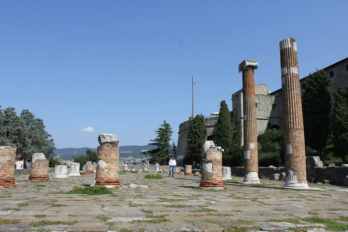 San Giusto i Trieste med Forensic Basilica.