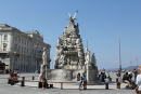 Statuen på Piazza dell’ Unita d’Italia i Trieste. Statuen står foran det flotte rådhus.