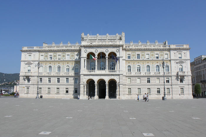Piazza dell’ Unita d’Italia i Trieste med det flotte Pallazzo del Governo. Bygningen er fra 1905. 
