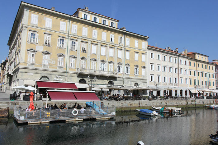 Canal Grande i Trieste med alle restauranterne langs Via Rossini. 
