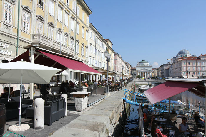 Trieste. Via Rossini løber langs Canal Grande. I baggrunden ses Church of S. Antonio og til højre kuplen af San Spiridione kirken.