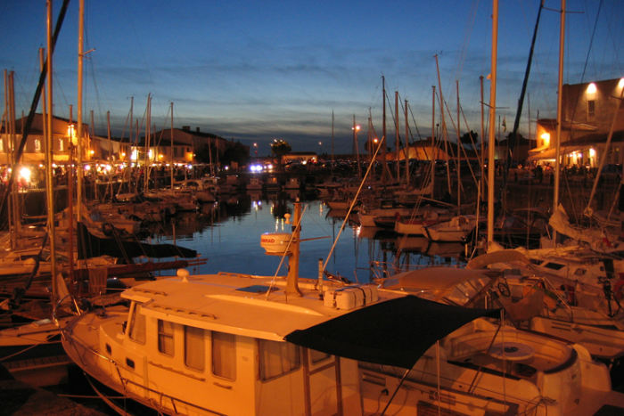 Der var havnefest i Saint Martin de Re, og der gik hundredvis af mennesker forbi oppe på kajen. Folk havde rejst boder/telte, hvor man solgte alt mellem himmel og jord.