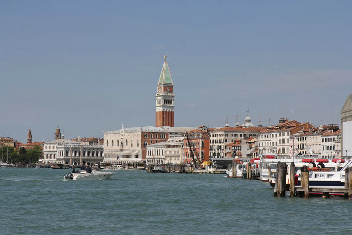 Det var lidt specielt at komme sejlende forbi alle seværdighederne i Venedig i egen båd. Det var om at holde godt udkik med færger og anden trafik. 