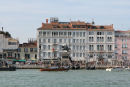 Riva degli Schiavoni er Venedigs berømteste promenade med statuen af Vittorio Emanuele 2., den første konge i det forenede Italien. 