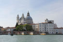 Der er rigtig mange store flotte bygninger i Venedig. Her kirken Santa Maria della Salute set ude fra Canale della Giudecca, da vi sejlede forbi i Nausikaa.