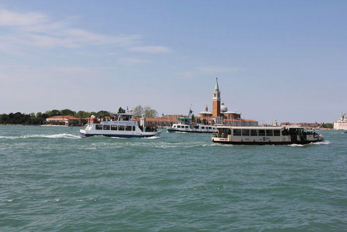 Der er ingen busser eller sporvogne i Venedig, de er erstattet af både – vaporettoer. Dem er der til gengæld mange af. 