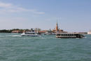 Der er ingen busser eller sporvogne i Venedig, de er erstattet af både – vaporettoer. Dem er der til gengæld mange af. 
