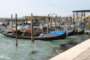 Gondoler fortøjet langs Molo san Marco neden for Dogepaladset. Der er ca. 400 gondoler i brug i Venedig.  