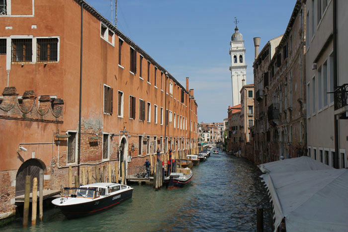 Kanalen Rio del Grece med San Giorgio dei Greci tårnet, der er et af de mest skæve tårne i Venedig. 