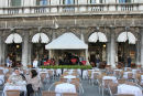 På San Marco pladsen er der flere fornemme caféer. Her Caffè Florian, hvor prisen er tårnhøj, og hvis musikerne spiller, bliver der lagt 40 kr. på hver kop kaffe.   