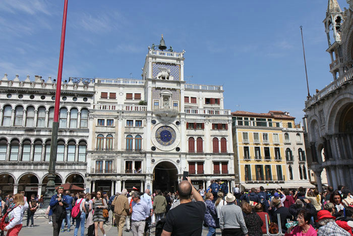 Torre dell`Orologio på San Marco pladsen i Venedig. I ugen omkring Kr. Himmelfart kommer De Vise Mænd ud af sidedørene for at hylde Jomfru Maria, når uret slår timeslag. 