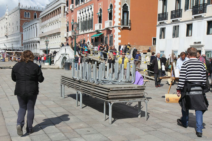 Rundt omkring i Venedig står der stabler af gangbroer, klar til at blive brugt ved højvande.