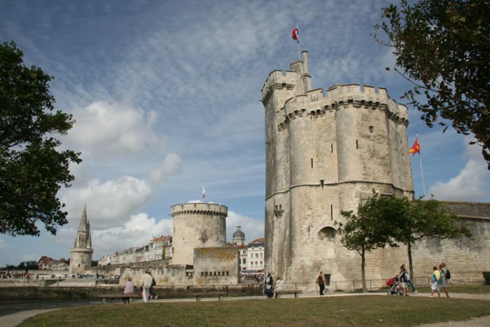 De tre tårne ved indsejlingen til La Rochelle: Tour St-Nicolas i forgrunden, så Tour de la Chaîne og bagest Tour de la Lanterne.