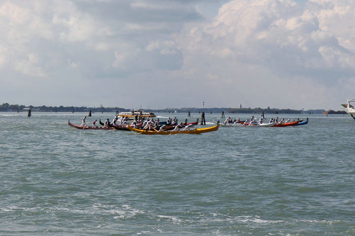 Kaproning i gondoler i Venedig i forbindelse med Festa di San Marco. Her er feltet på vej fra Sant´ Elena ind til Punta della Dogana ved indsejlingen til Canal Grande.