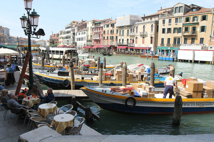 Der er ingen fragtbiler i Venedig. Al gods bliver sejlet rundt til de forskellige forretninger i nogle specielle fragtbåde.
