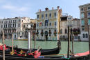 Flot udsmykkede gondoler i forgrunden. I baggrunden nogle af de flotte palæer langs Canal Grande i Venedig. 