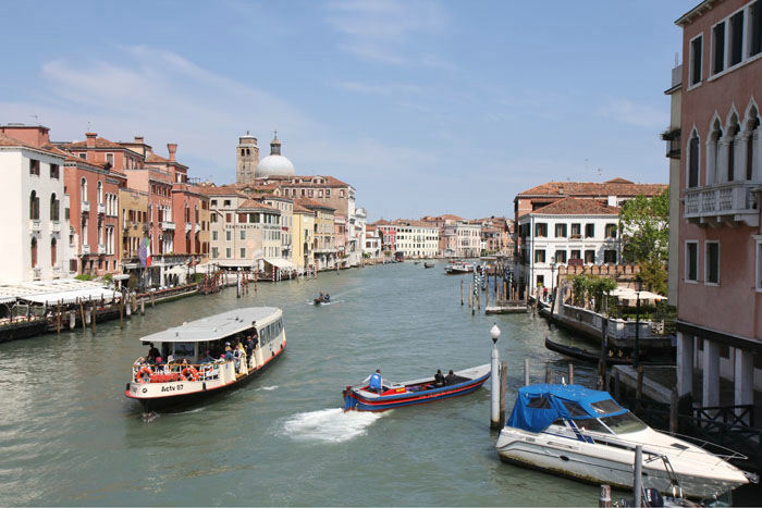 Canal Grande set oppe fra Rialto Broen. 