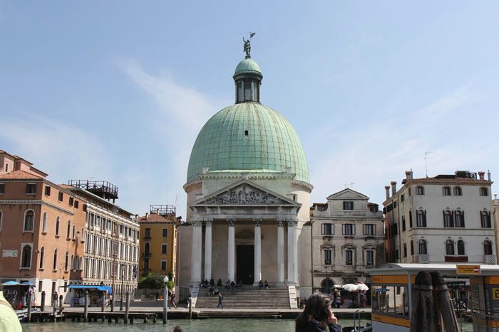 Kirken San Simeone Piccolo ligger ud til Canal Grande. Kirken er opført i 1738 og udformningen er delvis baseret på Pantheon i Rom. 