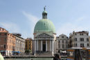 Kirken San Simeone Piccolo ligger ud til Canal Grande. Kirken er opført i 1738 og udformningen er delvis baseret på Pantheon i Rom. 