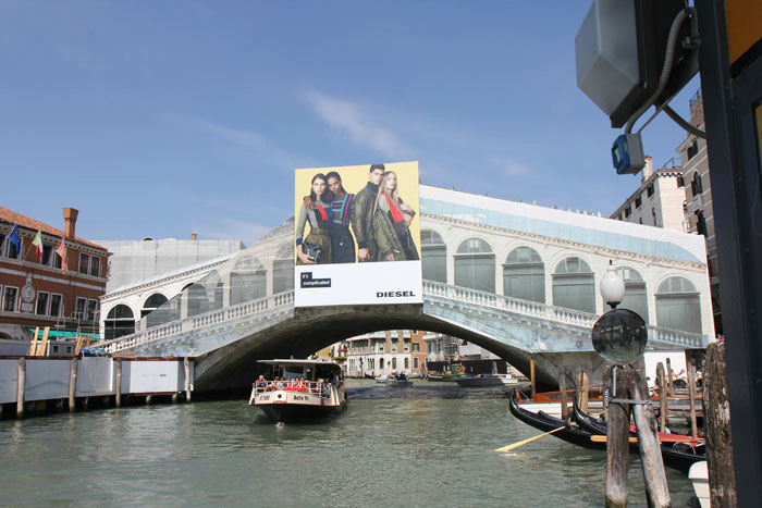 Rialto Broen der fører fra bydelen San Marco over Canal Grande til San Polo. Broen var desværre pakket ind på grund af renovering.