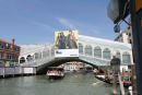 Rialto Broen der fører fra bydelen San Marco over Canal Grande til San Polo. Broen var desværre pakket ind på grund af renovering.